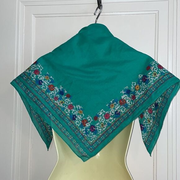 Vtg Ginnie Johansen green square scale with paisley border - Picture 8 of 9